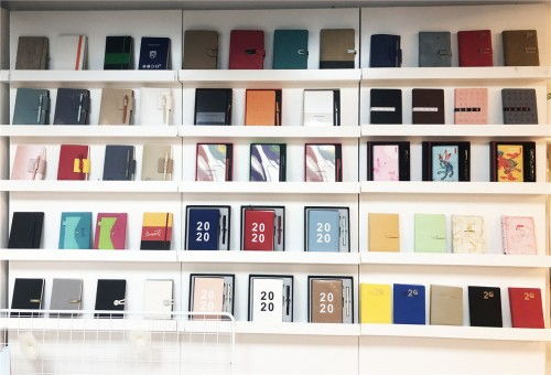 刘小书文化用品 定制台历引领个性化风尚，茶壶零售融合生活美学